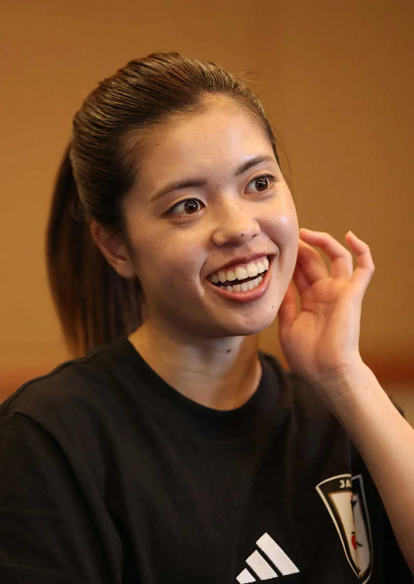 【画像・写真】インタビュー中に笑顔を見せる長谷川唯（撮影・後藤　正志）