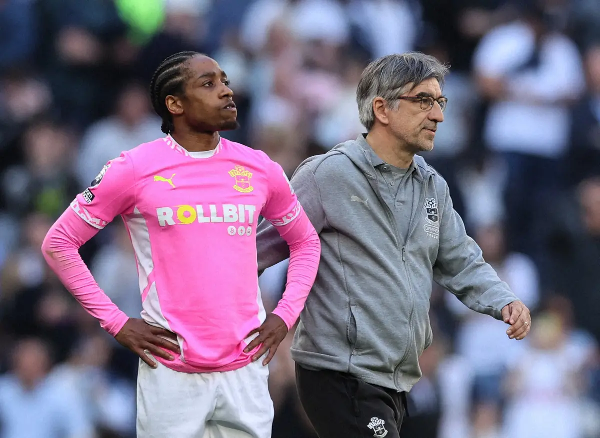 【画像・写真】トットナムに敗れ降格が決まり、選手を労うサウサンプトンのユリッチ監督（右）（ロイター）