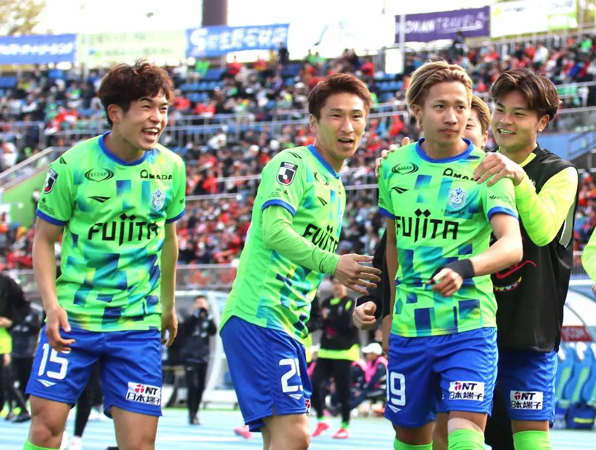 【画像・写真】＜湘南・名古屋＞前半、湘南FW福田の先制ゴールを祝福するMF奥野（左）とMF奥埜（左から2人目）