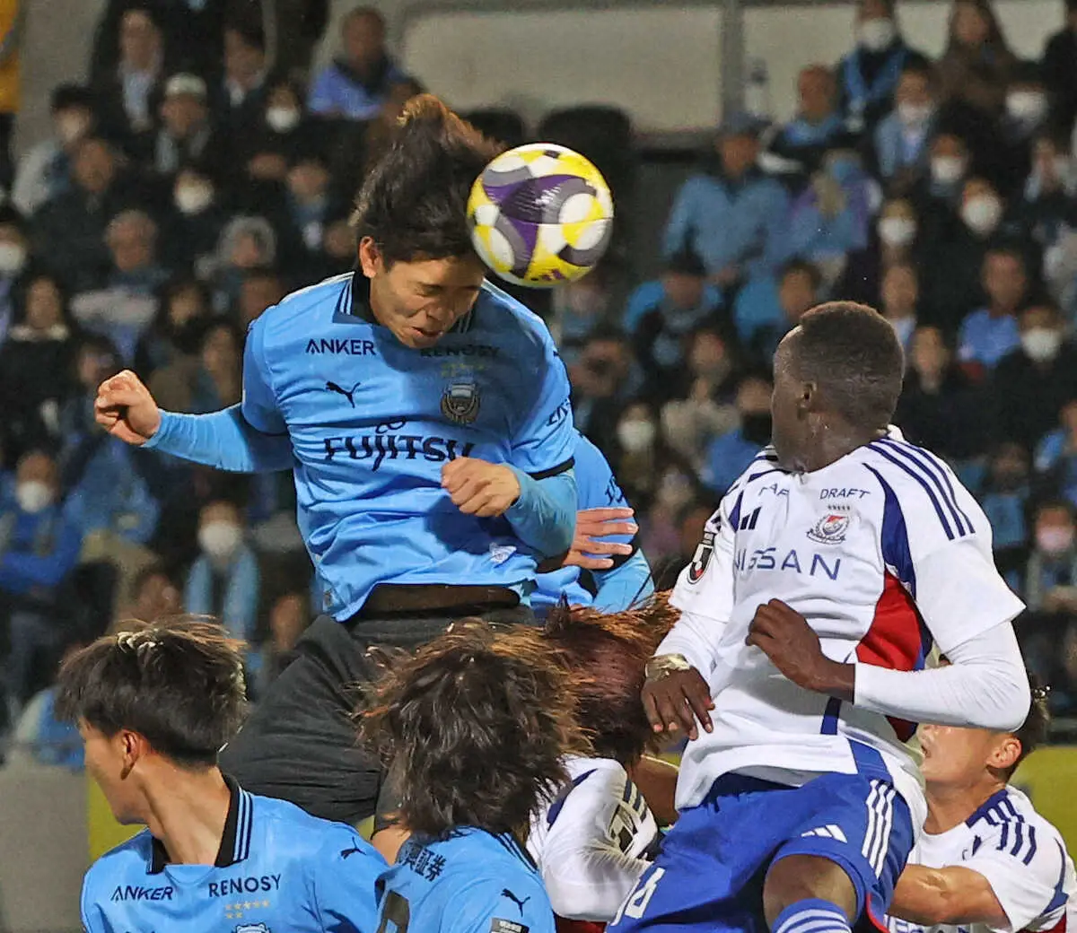 【画像・写真】＜川崎F・横浜M＞後半、ゴールを決める川崎F・高井（左）（撮影・西海健太郎）