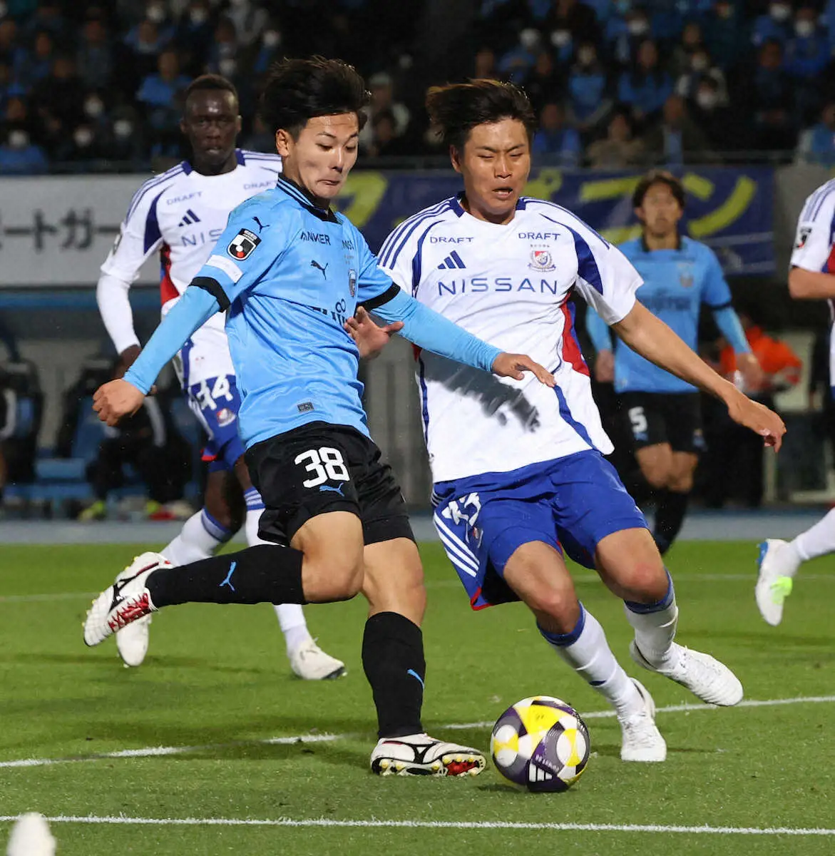 【画像・写真】＜川崎F・横浜M＞後半、競り合う横浜M・諏訪間と川崎F・神田（左から2人目）（撮影・西海健太郎）