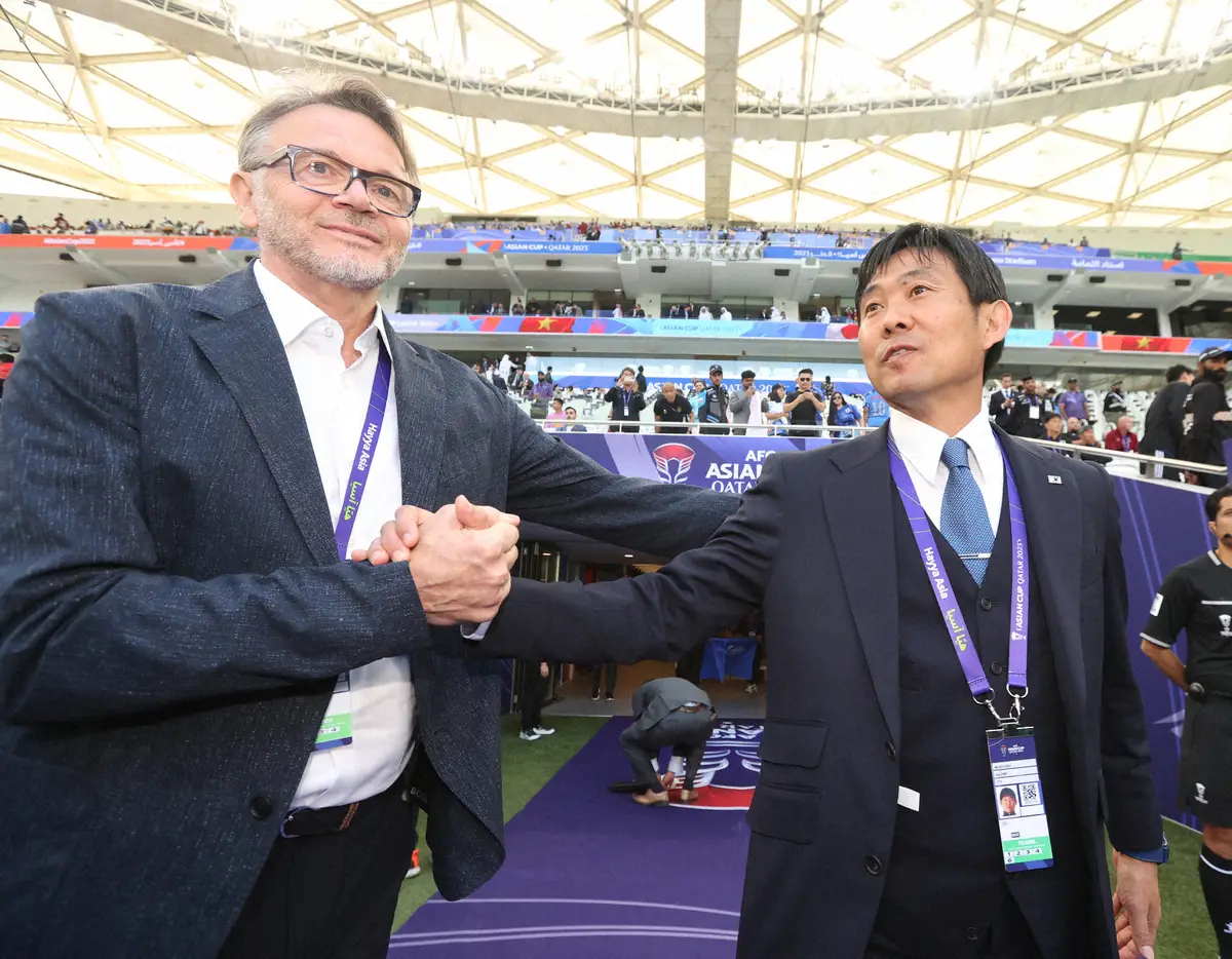 【画像・写真】24年アジア杯カタール大会1次リーグ、試合前に握手するベトナム代表トルシエ監督（左）と日本代表・森保監督