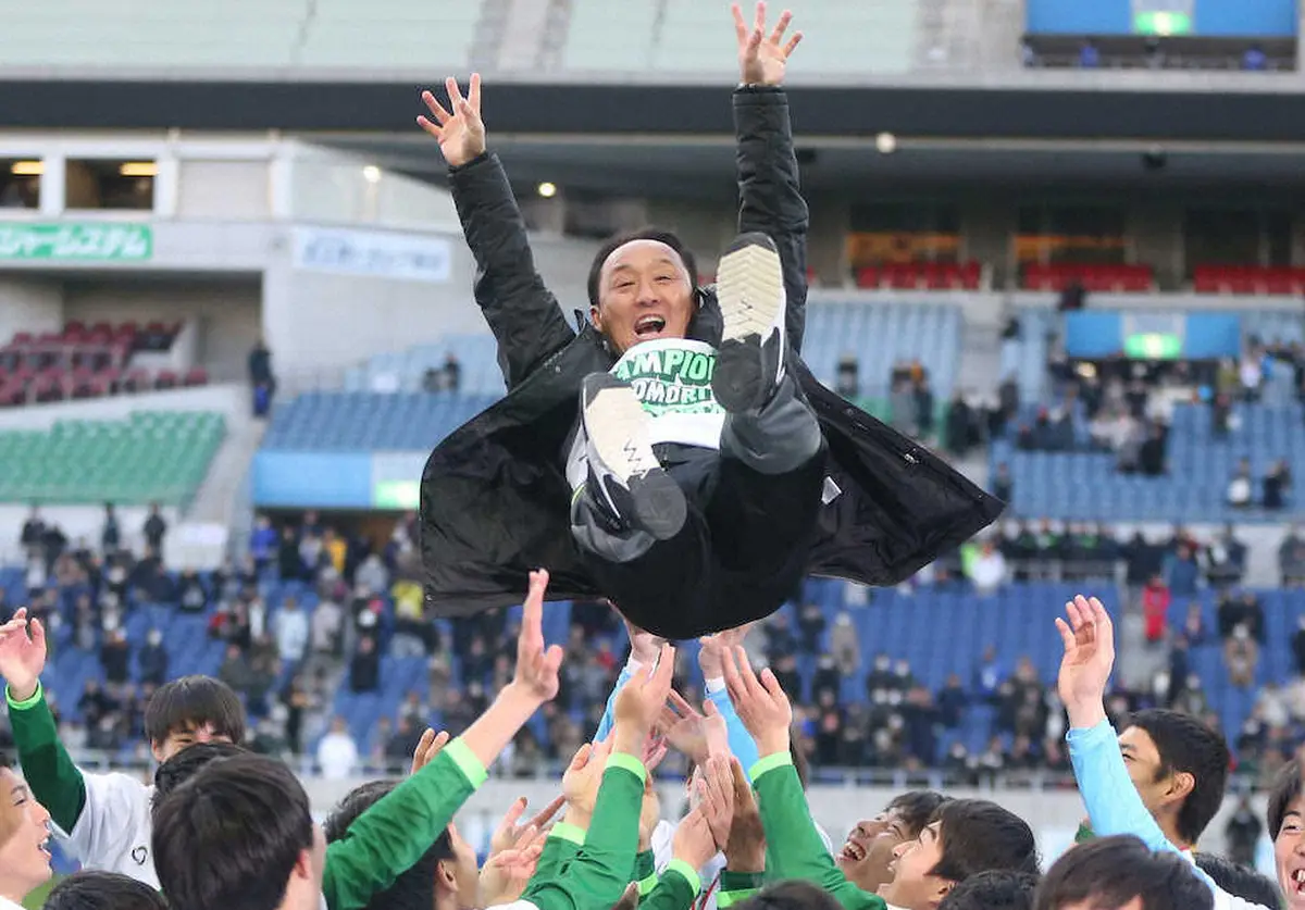 【画像・写真】19年、全国高校サッカー選手権で優勝し、胴上げされる黒田監督