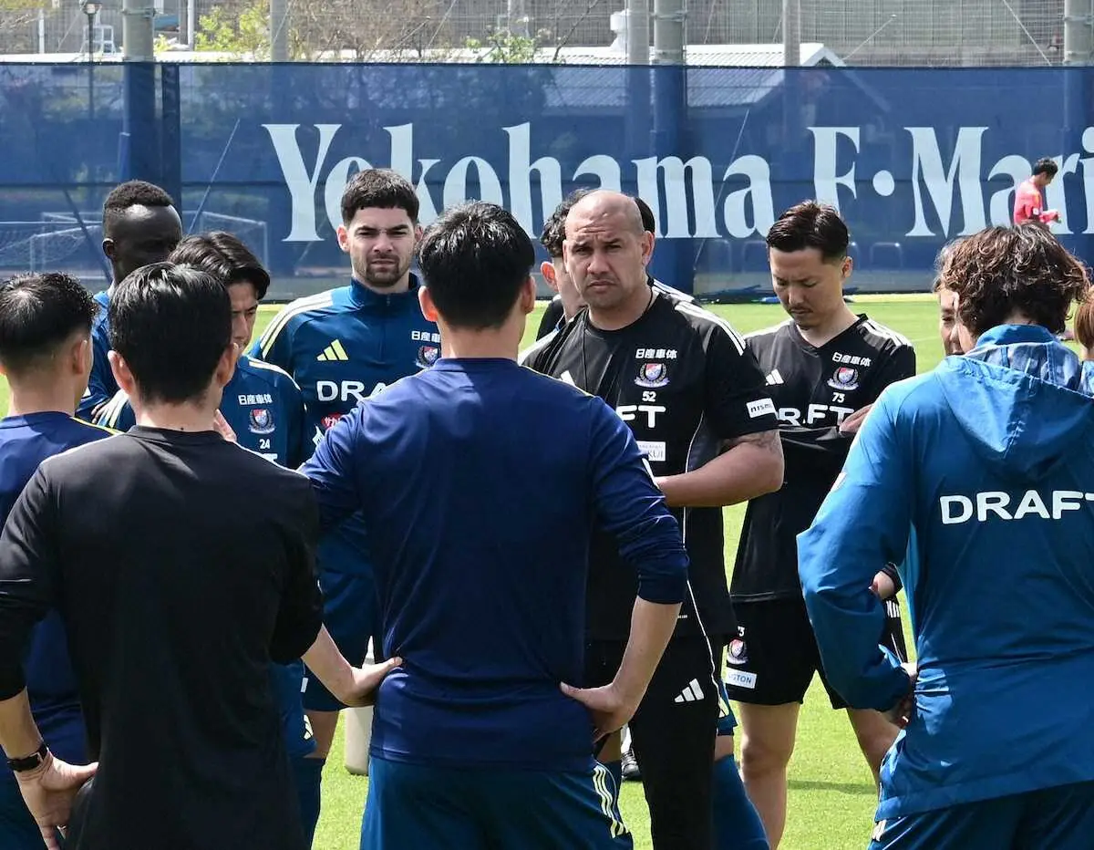 【画像・写真】横浜M　監督解任発表から一夜明け全体練習　暫定指揮官キスノーボHCが訓示「誇りを持てるように」