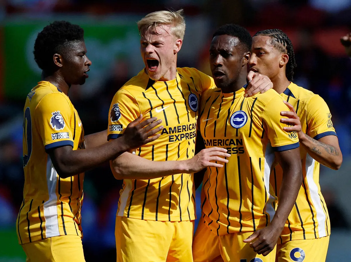 【画像・写真】ブレントフォード戦の前半、FWウェルベック（右から2人目）のゴールが決まり喜ぶDFファンヘッケ（左から2人目）らブライトンイレブン（ロイター）