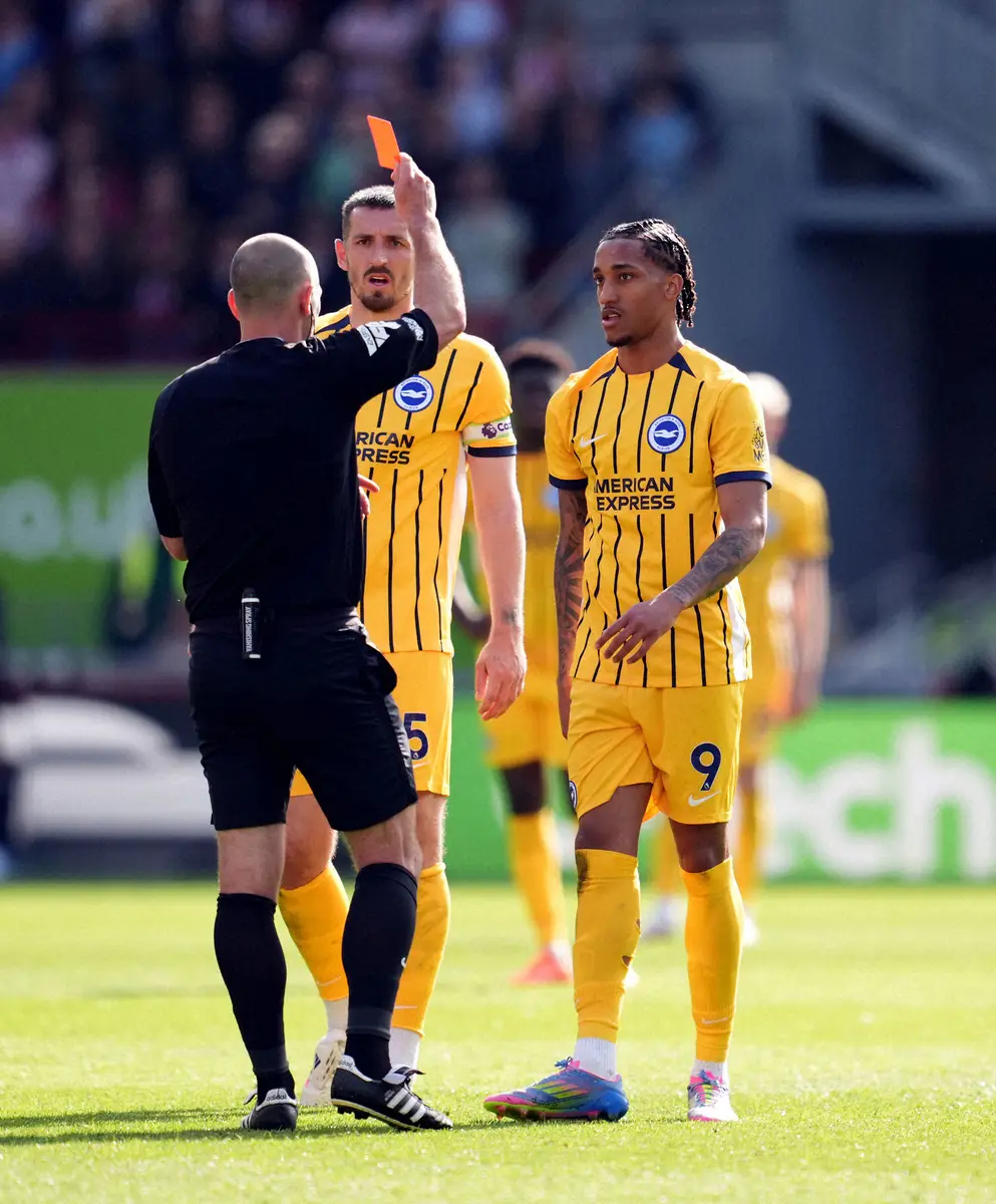 【画像・写真】ブレントフォード戦の後半、レッドカードを受け退場となるブライトンFWジョアンペドロ（右）（AP）