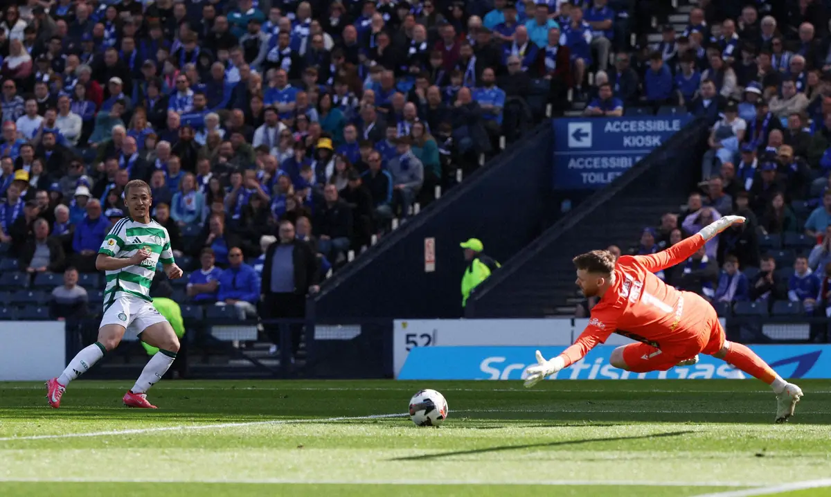 【画像・写真】セントジョンストン戦の前半、ゴールを決めたセルティックFW前田（左）（ロイター）