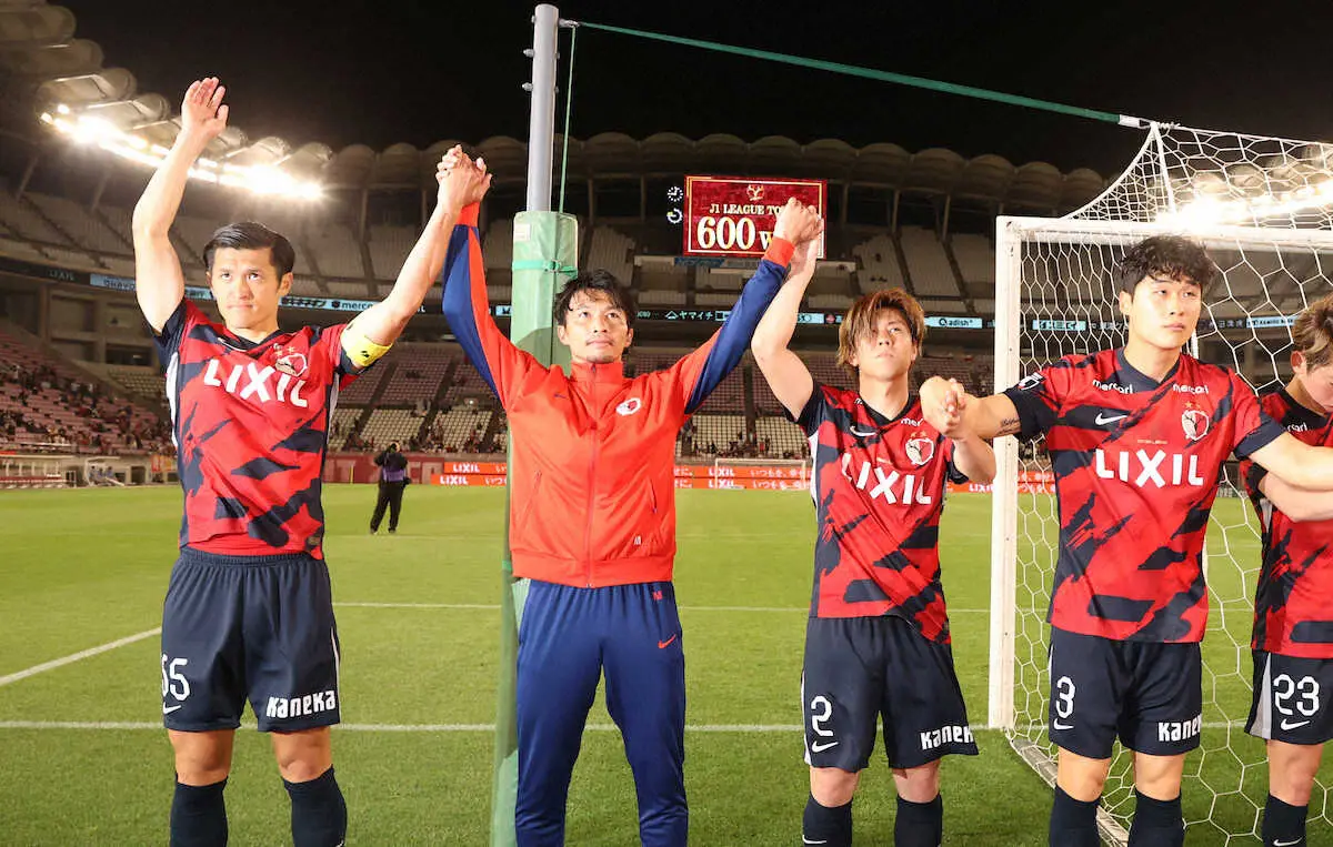 【画像・写真】＜鹿島・名古屋＞J1通算600勝を達成しサポーターにあいさつする植田（左端）ら鹿島イレブン（撮影・西海健太郎）