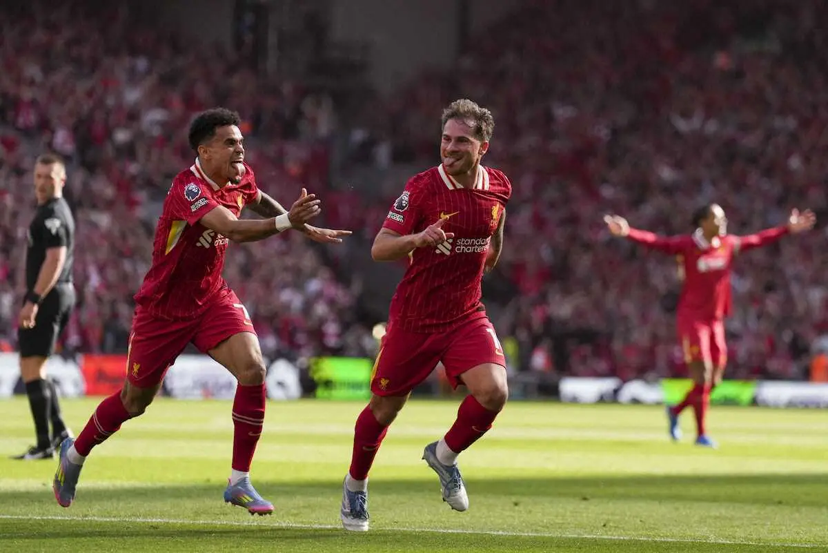 【画像・写真】トットナム戦の前半、ゴールを決め喜ぶリバプールMFマクアリスター（右）（AP）