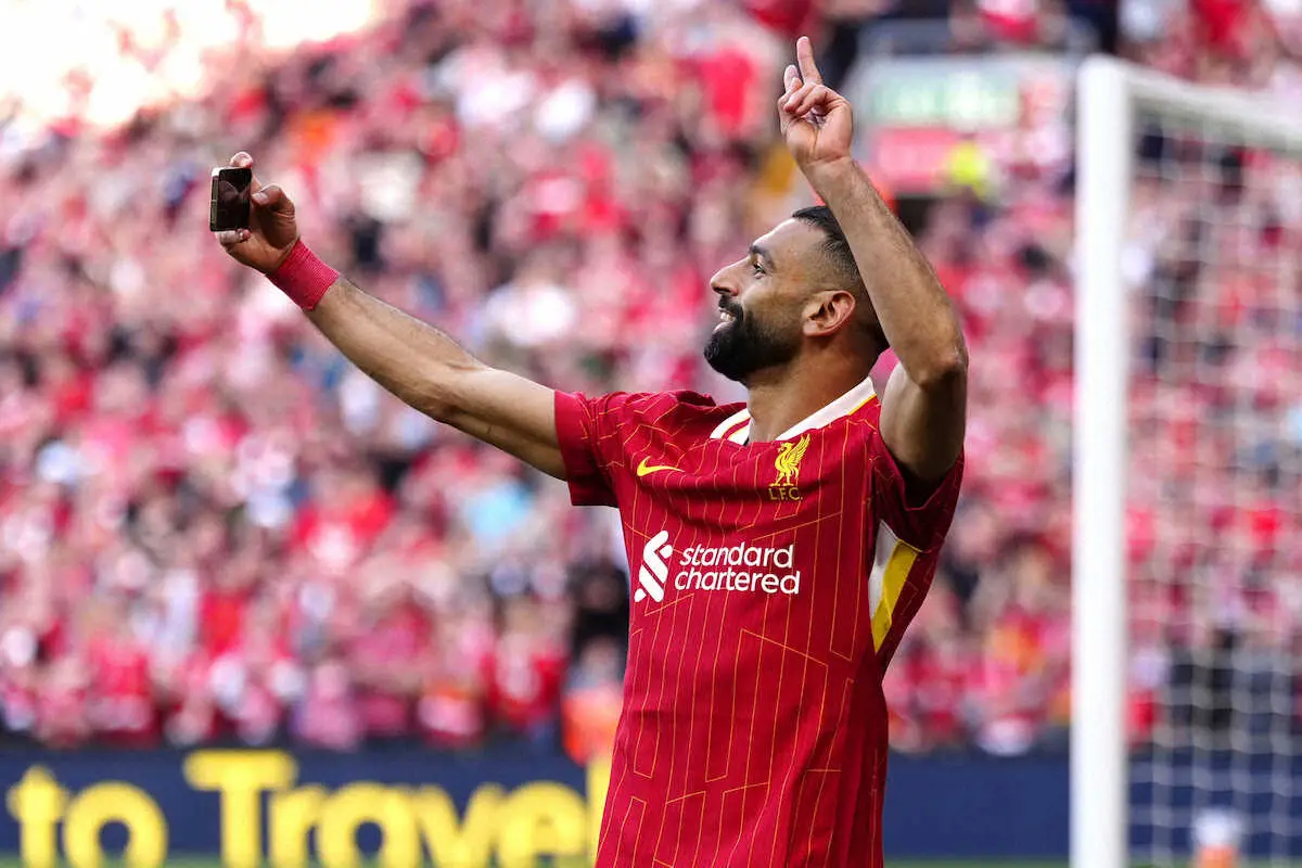 【画像・写真】トットナム戦の後半、ゴールを決めスマートフォンで自撮りするリバプールFWサラー（AP）