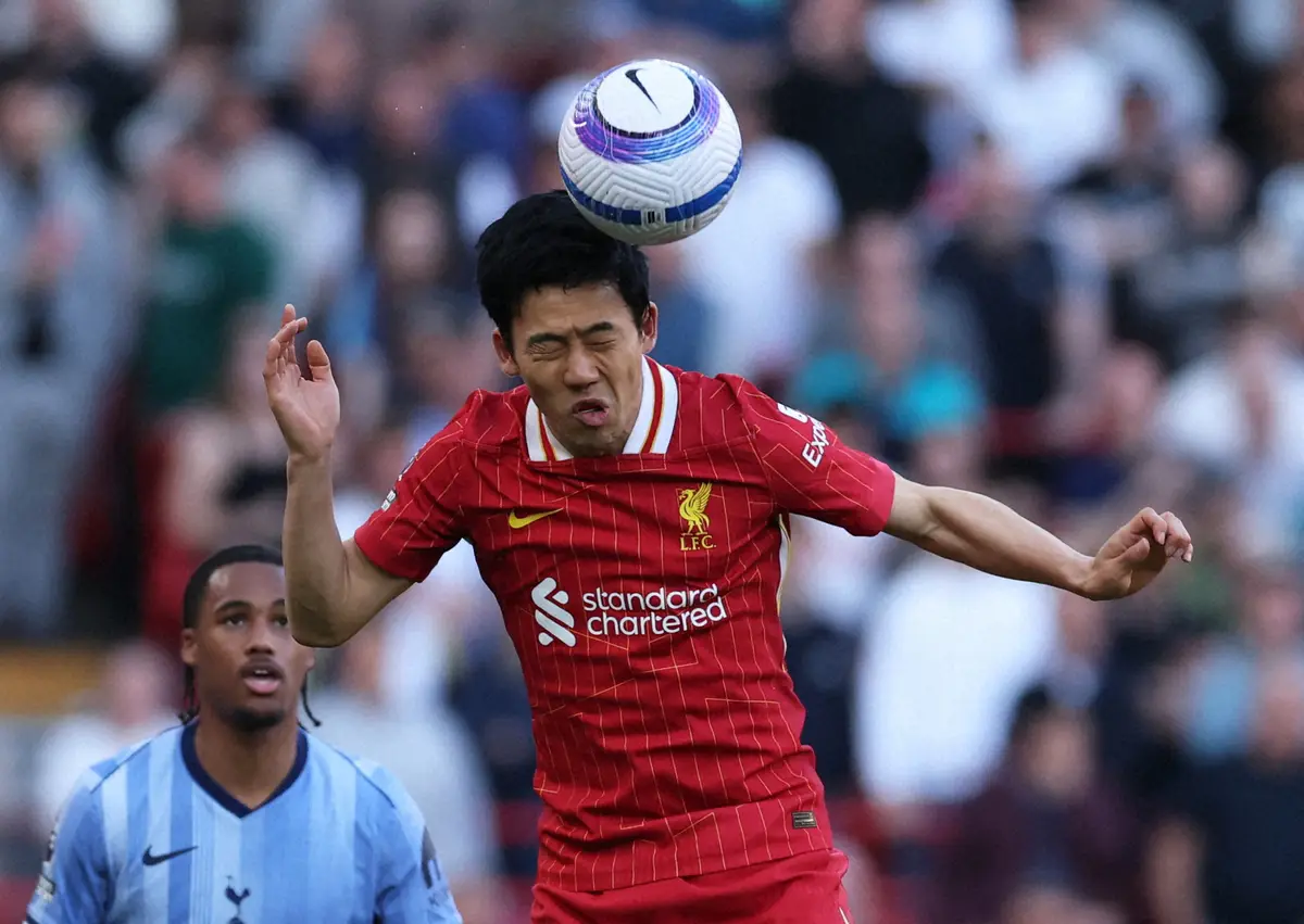 【画像・写真】トットナム戦の後半、体を張った守備を見せるリバプールMF遠藤（ロイター）