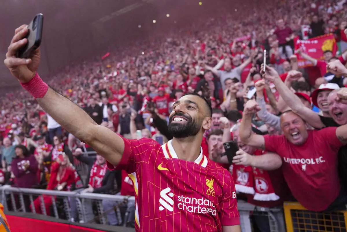 【画像・写真】トットナム戦の後半、ゴールを決めスマートフォンでサポーターらをバックに自撮りするリバプールFWサラー（AP）