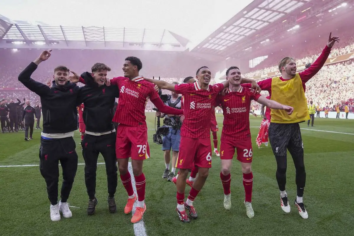 【画像・写真】＜リバプール・トットナム＞優勝が決まり喜びを爆発させるDFロバートソン（右から2人目）らリバプールイレブン（AP）