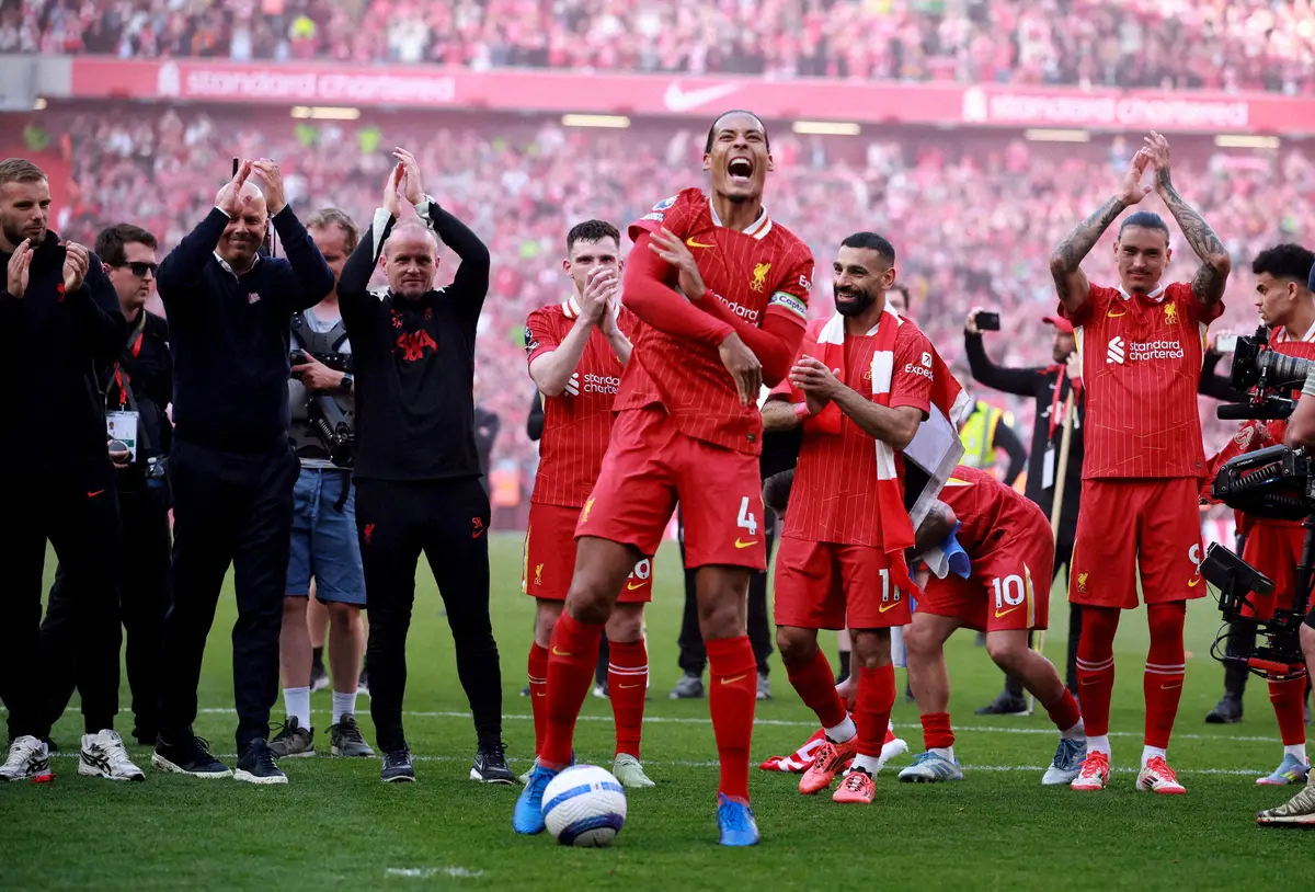 【画像・写真】プレミアリーグ優勝を飾り、喜びを爆発させるDFファンダイク（中央手前）らリバプールイレブン（ロイター）