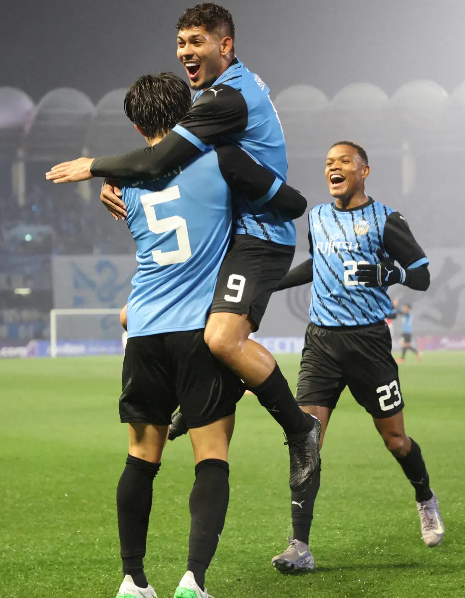 【画像・写真】喜ぶ川崎FのFWエリソン（中央）とMFマルシーニョ