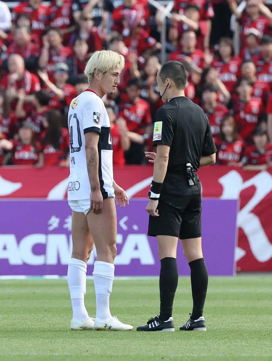 【画像・写真】＜横浜FC・鹿島＞後半、ゴールを決めた後に主審から注意を受けた鹿島・鈴木（左）（撮影・西海健太郎）