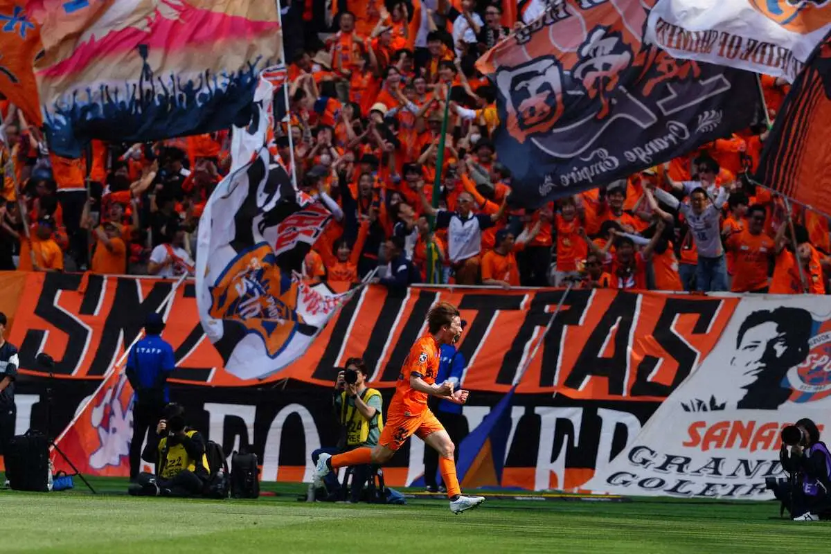 【画像・写真】＜FC東京・清水＞後半、ゴールを決め喜ぶ清水・乾（中）（撮影・西尾　大助）