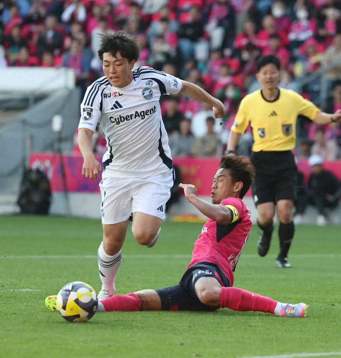 【画像・写真】＜C大阪・町田＞後半、果敢に攻めるC大阪・香川（右）（撮影・平嶋　理子）　