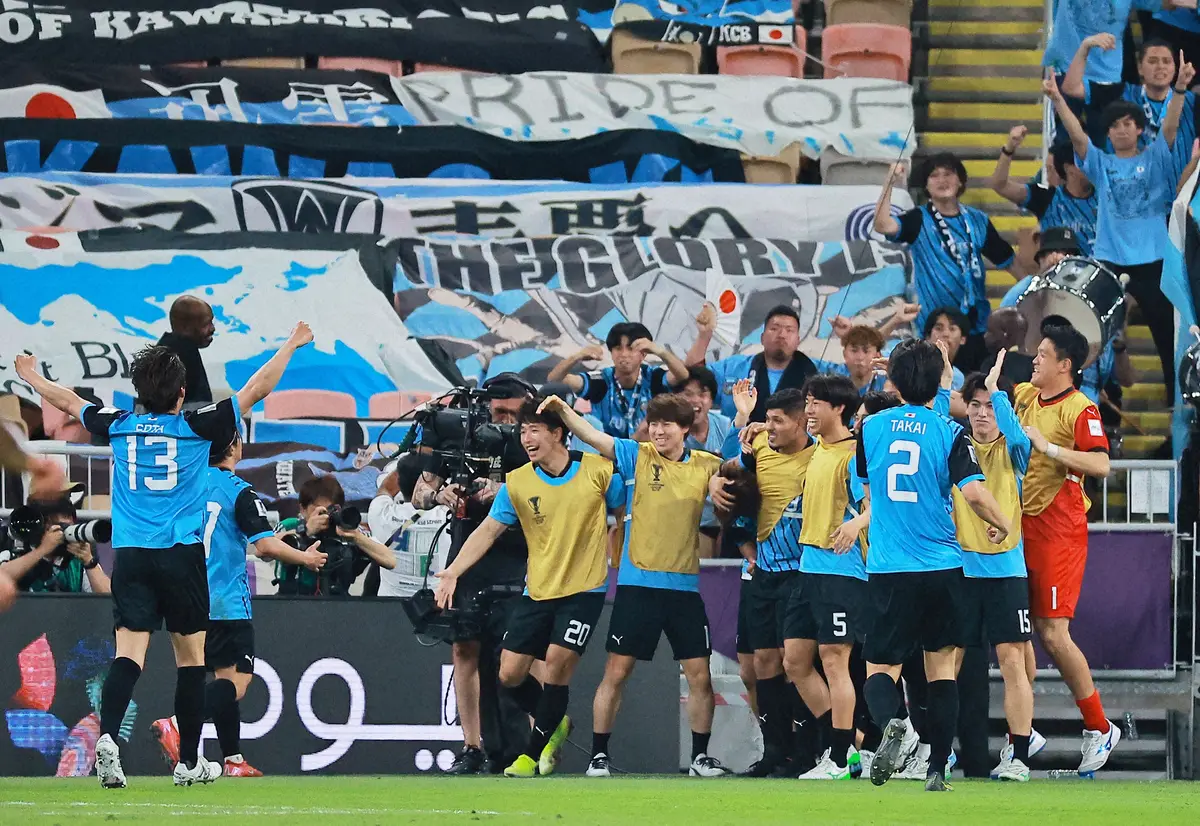 【画像・写真】＜川崎F・アルナスル＞前半、2点目が決まり喜ぶ川崎Fイレブンら（ロイター）