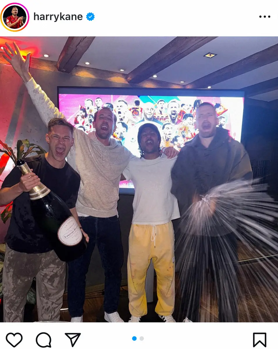 【画像・写真】ハリー・ケーン公式インスタ（＠harrykane）から。リーグ優勝を喜ぶBミュンヘンイレブン（左から2人目がケーン）
