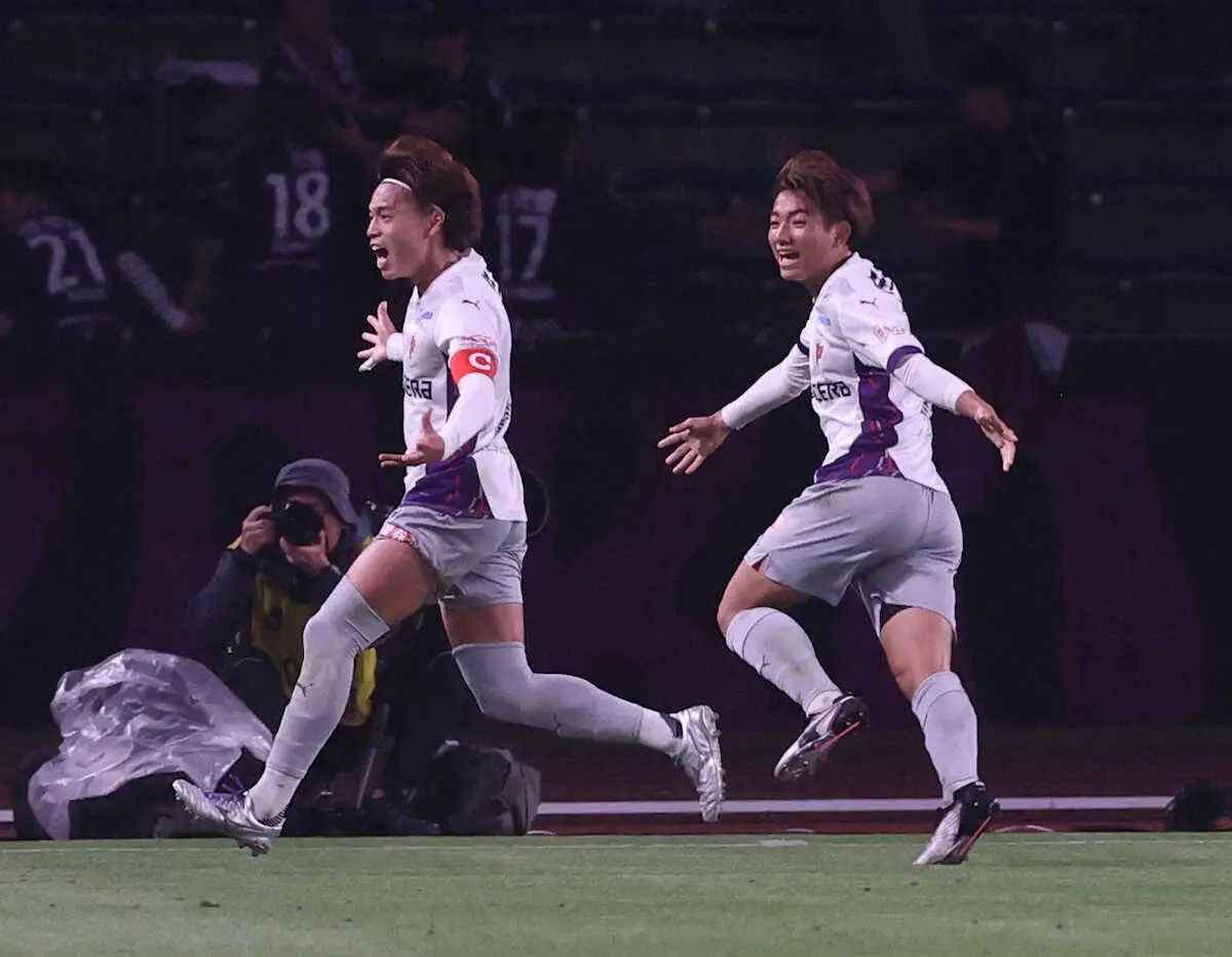 【画像・写真】＜町田・京都＞後半、ゴールを決め喜ぶ京都・福田（左）（撮影・西海健太郎）