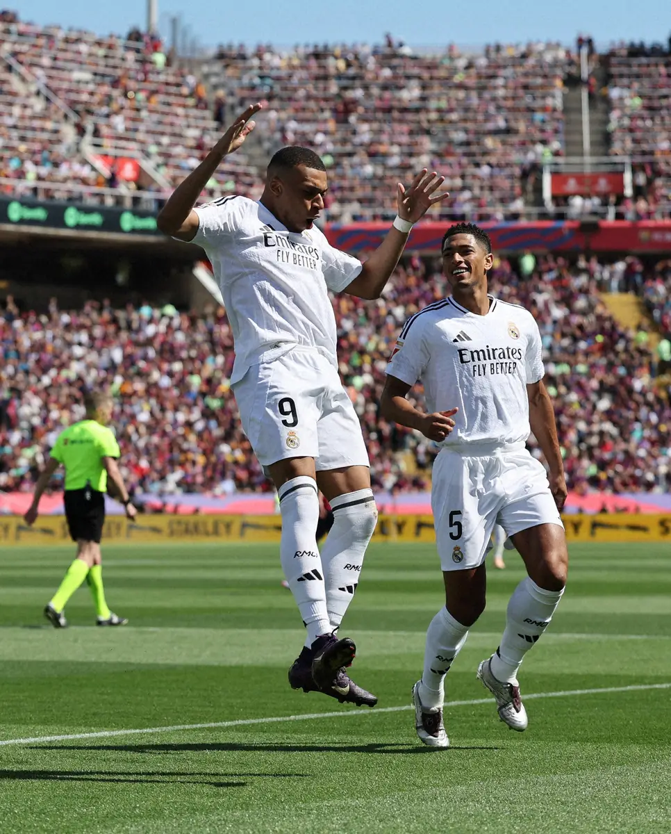 【画像・写真】＜バルセロナ・Rマドリード＞前半、ゴールを決め喜ぶRマドリードのFWエムバペ（左）（ロイター）