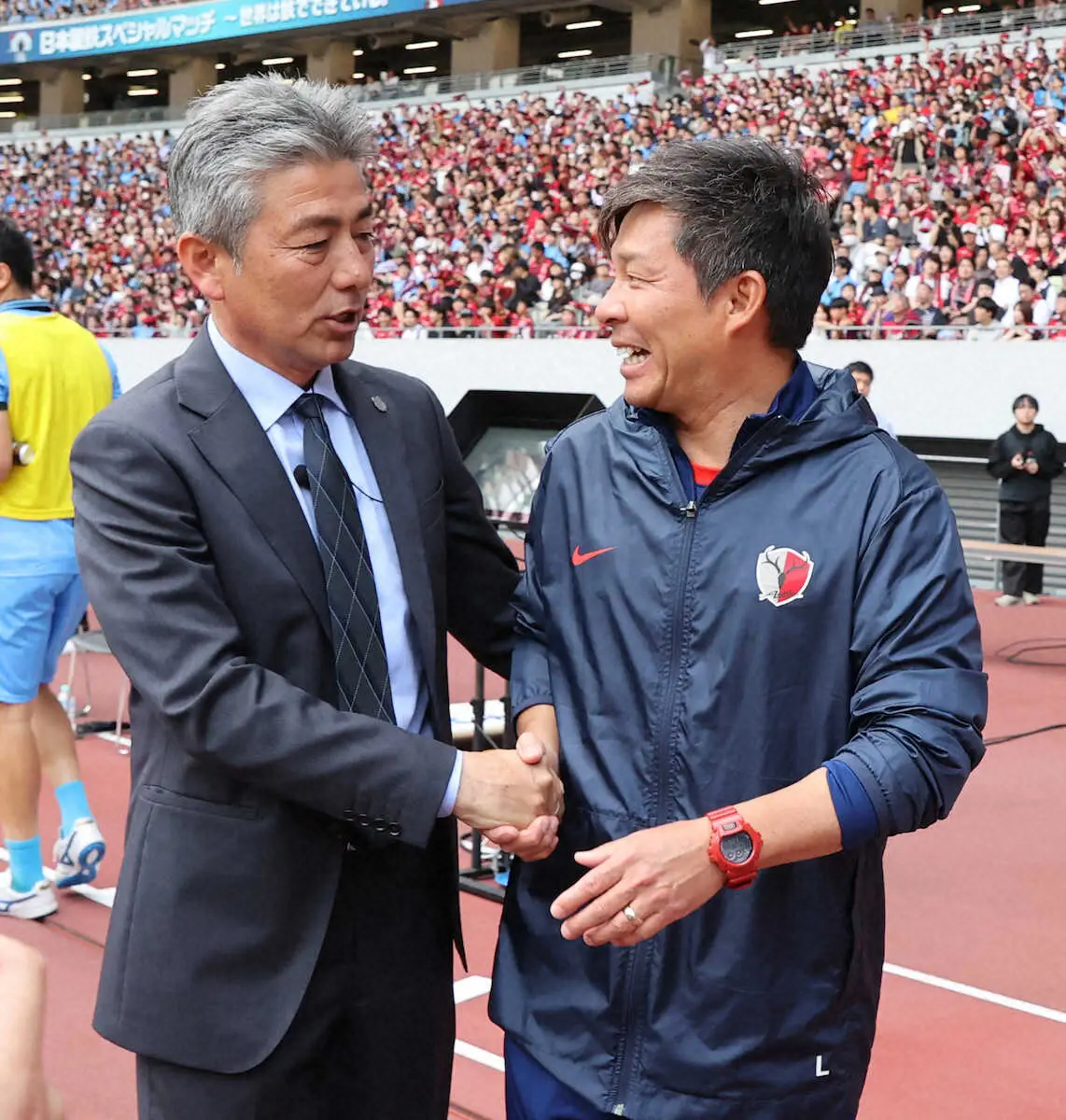 【画像・写真】＜鹿島・川崎F＞試合前に握手する川崎F・長谷部監督（左）と鹿島・鬼木監督（撮影・西海健太郎）
