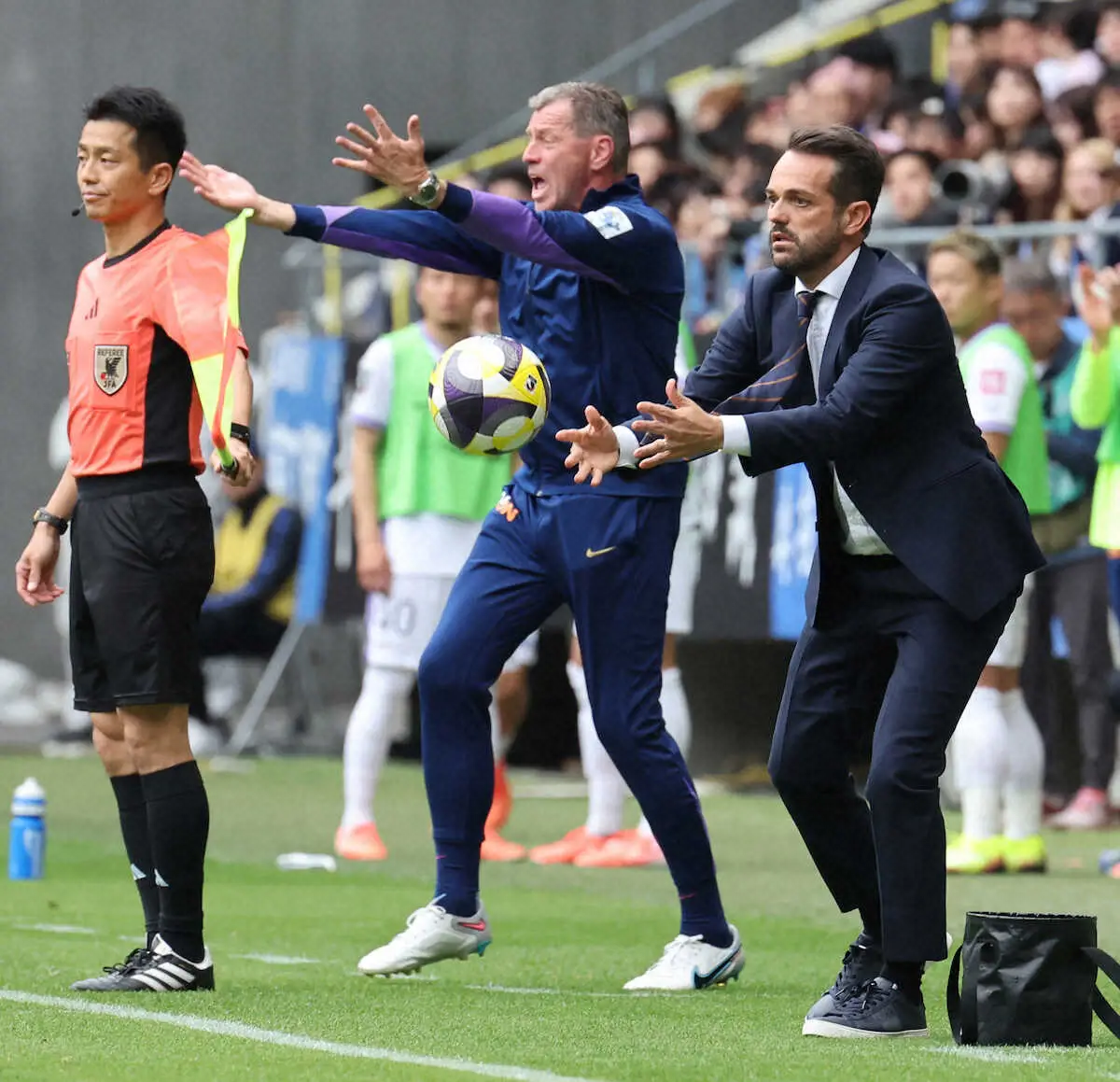 【画像・写真】＜G大阪・広島＞後半、冷静にピッチにボールを返すG大阪・ポヤトス監督（右）と熱く指示を送る広島のスキッベ監督（撮影・長嶋　久樹）