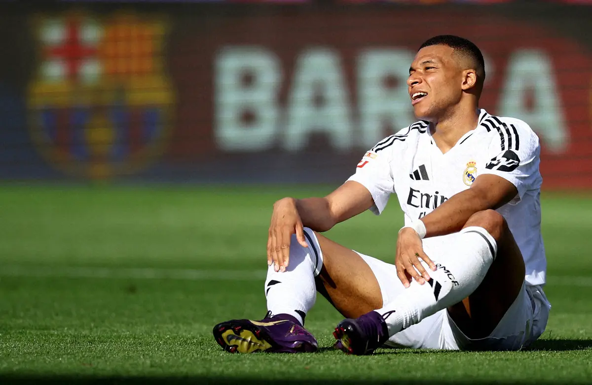 【画像・写真】＜バルセロナ・Rマドリード＞試合に敗れ、ピッチに座り込むRマドリードのFWエムバペ（ロイター）
