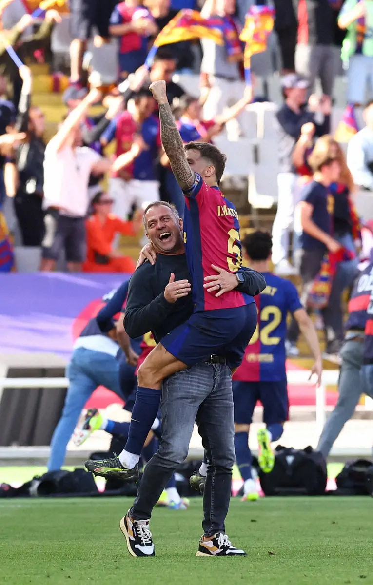 【画像・写真】＜バルセロナ・Rマドリード＞勝利し、DFマルティネス（右）と抱き合って喜び合うバルセロナのフリック監督（ロイター）