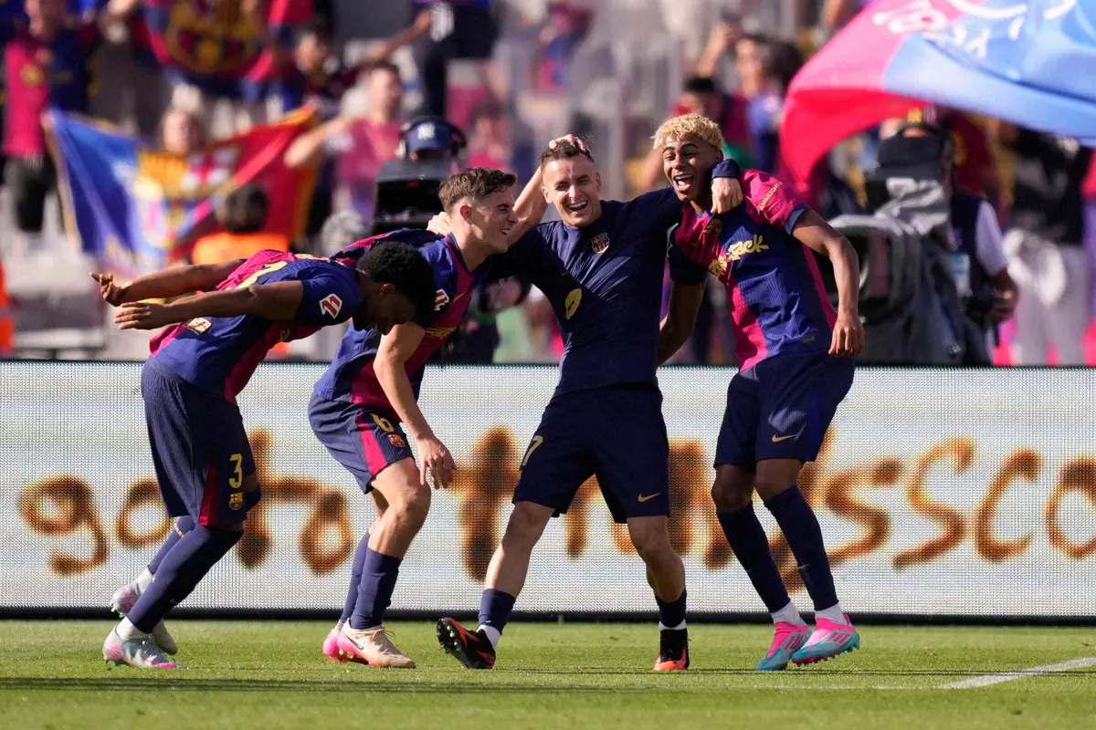 【画像・写真】＜バルセロナ・Rマドリード＞勝利し、喜びを爆発させるFWヤマル（右端）らバルセロナイレブン（AP）