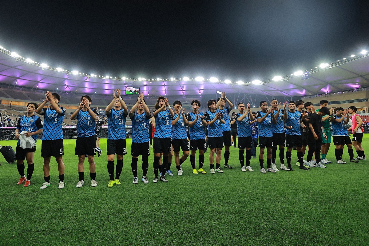 【画像・写真】サウジアラビアまで駆けつけたサポーターにあいさつする川崎Fイレブン（ロイター）