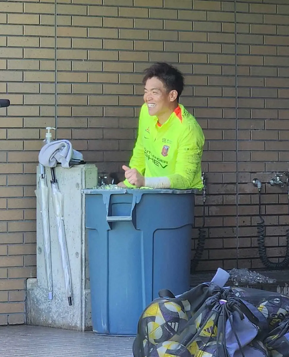 【画像・写真】浦和　左脚負傷から復帰を目指すGK西川周作が軽快な動き　ジャンプや横っ跳びも披露