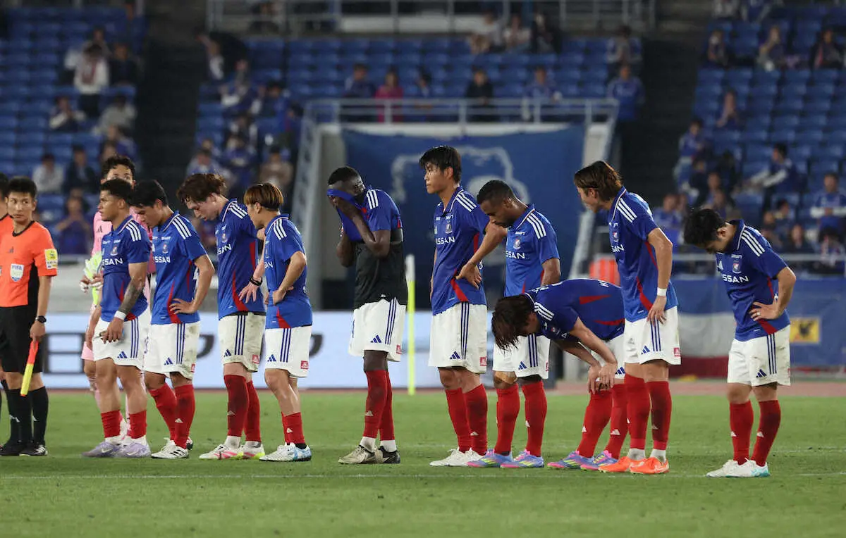 【画像・写真】＜横浜M・柏＞うなだれる横浜Mイレブン（撮影・小海途　良幹）