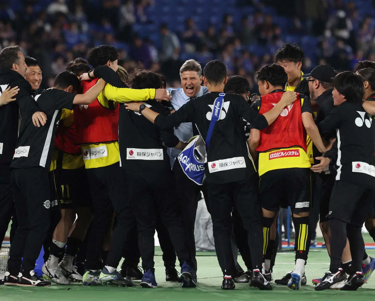 【画像・写真】＜横浜M・柏＞勝利を喜ぶ柏・ロドリゲス監督（中央）（撮影・小海途　良幹）