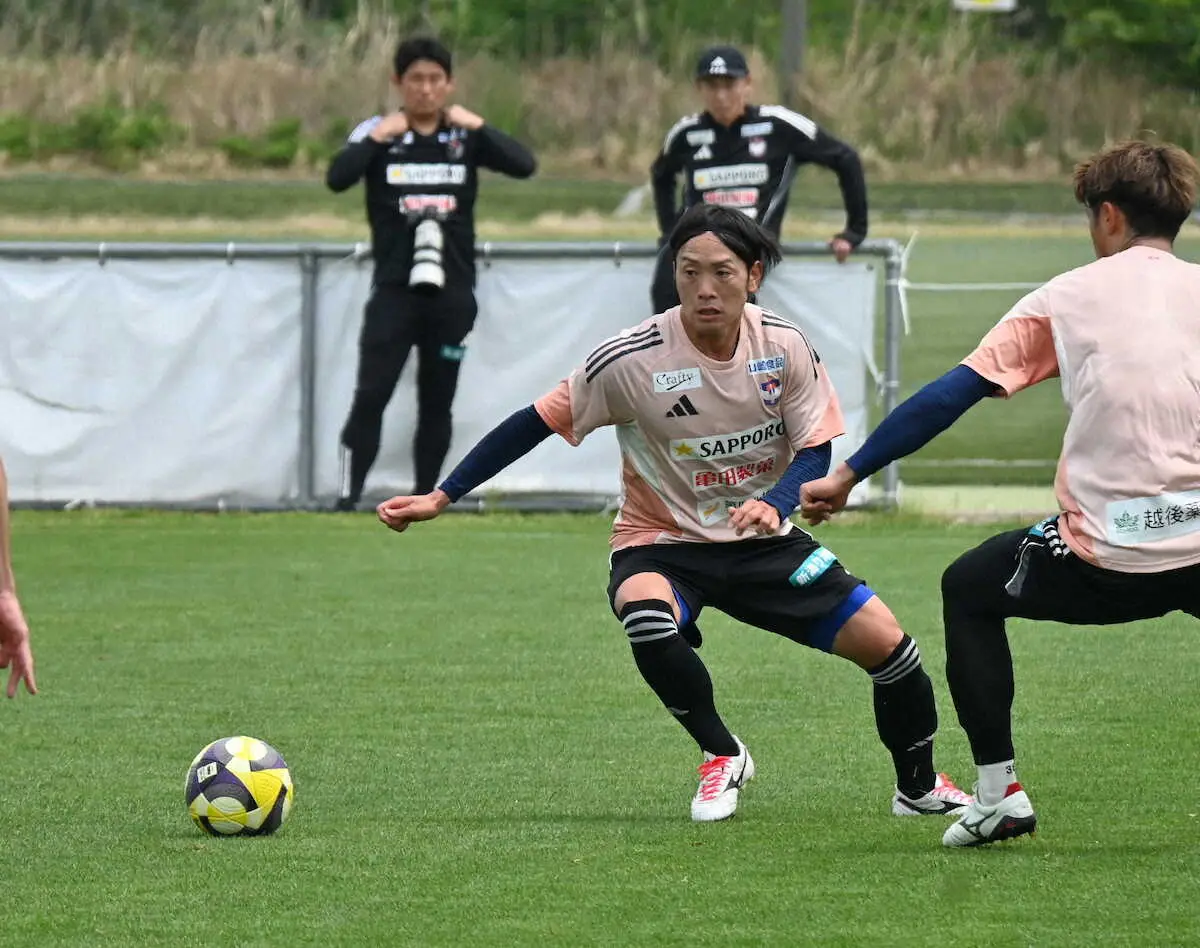 【画像・写真】新潟MF星雄次　光る技術で真向勝負　高い位置から速攻狙う岡山をパスワークで上回る