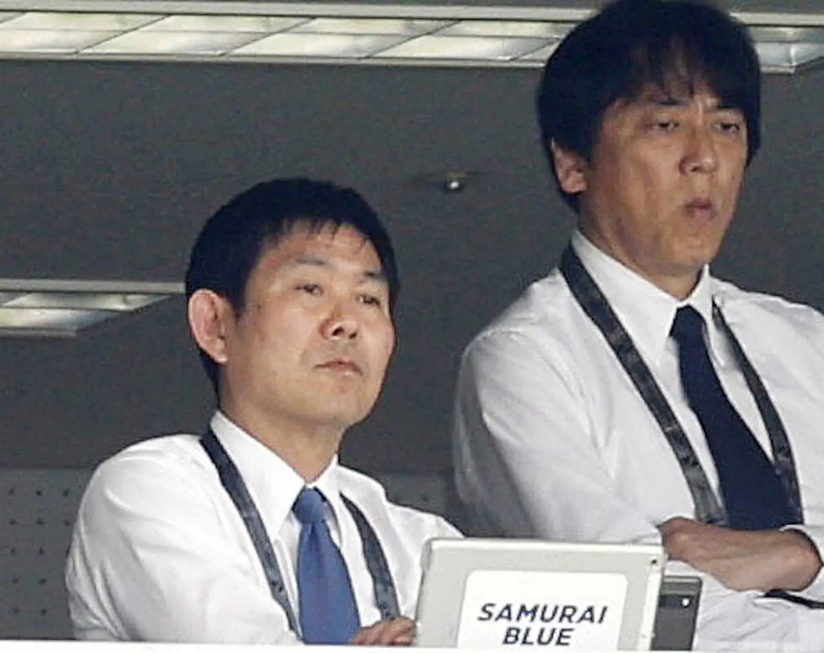 【画像・写真】福岡―名古屋戦の視察に訪れた日本代表の森保監督（左）