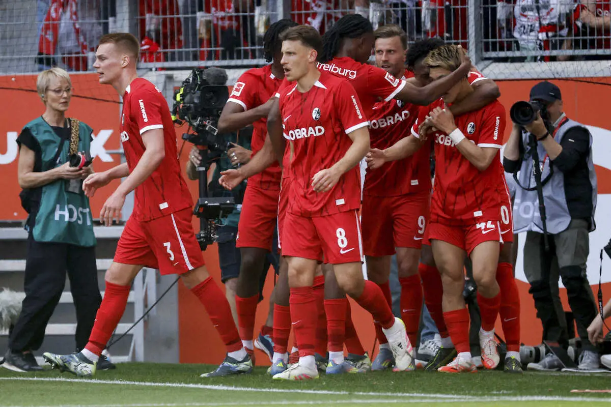 【画像・写真】Eフランクフルト戦の前半、ゴールを決めチームメートから祝福されるフライブルクの堂安（右手前）（AP）