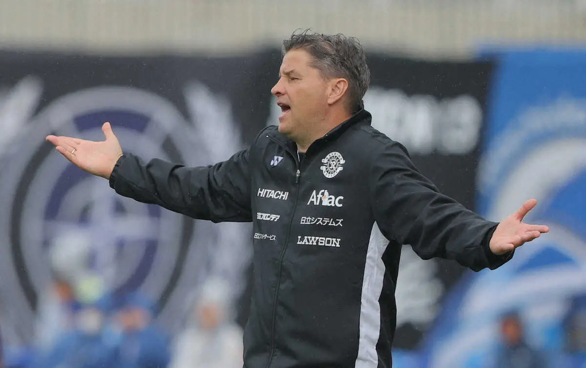 【画像・写真】＜町田・柏＞後半、判定に不満をあらわにする柏・ロドリゲス監督（撮影・松永　柊斗）