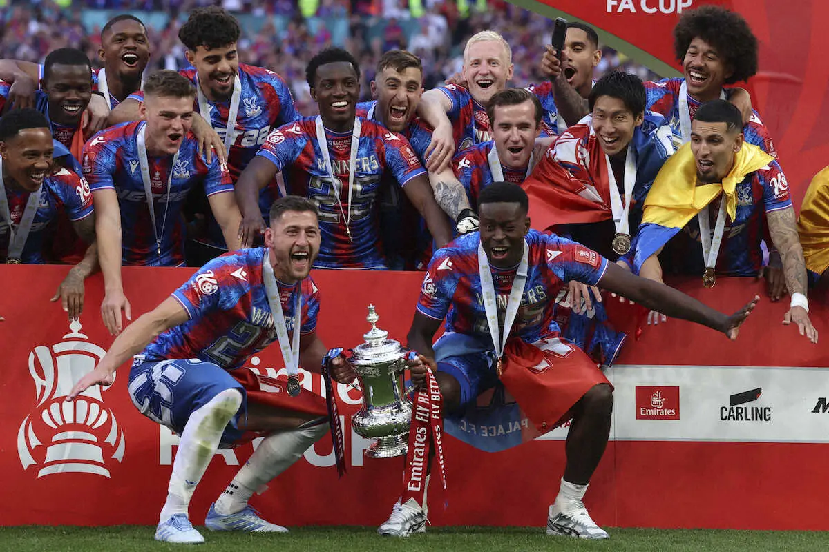 【画像・写真】FA杯初優勝を飾り喜ぶ鎌田（中列右から2人目）らクリスタルパレスイレブン（AP）