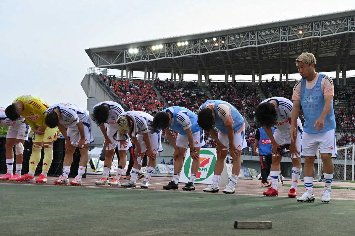 【画像・写真】試合後、サポーターにあいさつする新潟の選手たち