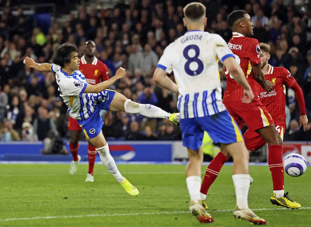 【画像・写真】リバプール戦の後半、ゴールを決めるブライトンの三笘（左、AP）