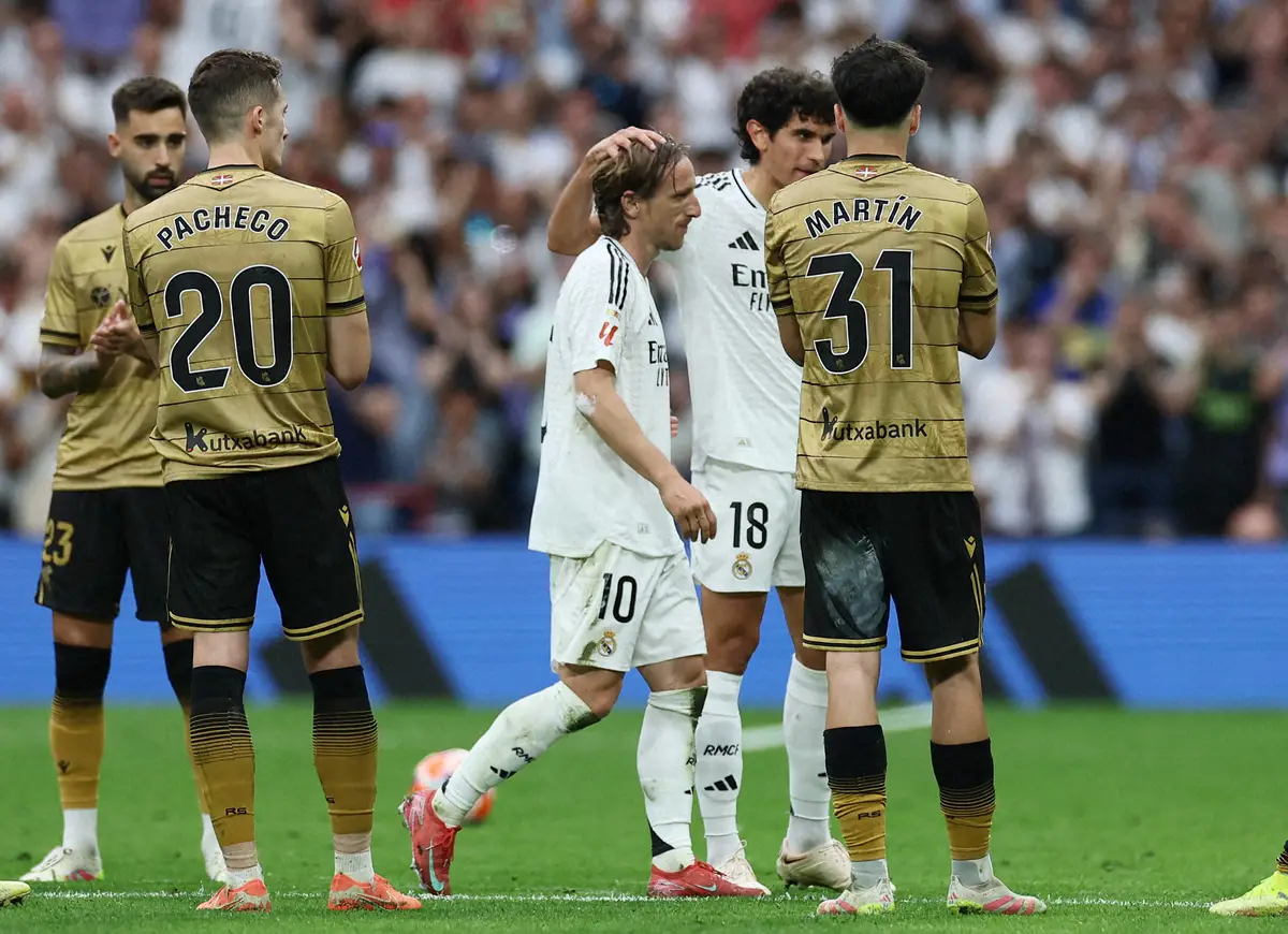 【画像・写真】Rソシエダード戦の後半、途中交代となり両イレブンから“花道”で送り出されたRマドリードのモドリッチ（中央10番）（ロイター）