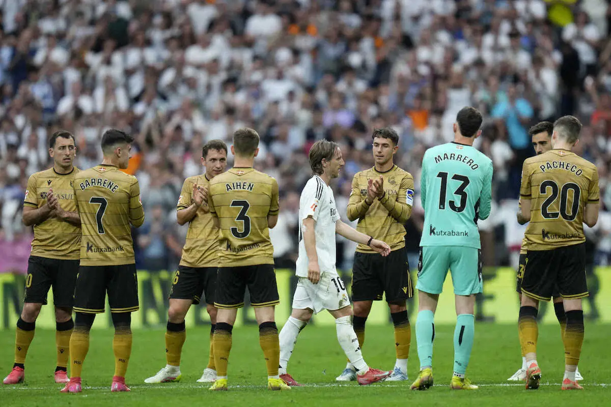 【画像・写真】Rソシエダード戦の後半、途中交代となり両イレブンから“花道”で送り出されたRマドリードのモドリッチ（中央10番）（AP）