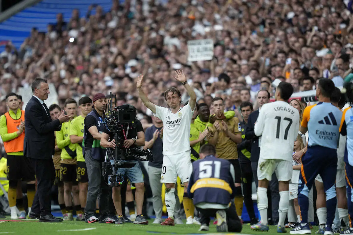 【画像・写真】Rソシエダード戦の後半、途中交代となり観客からの声援に応えるRマドリードのモドリッチ（中央）（AP）