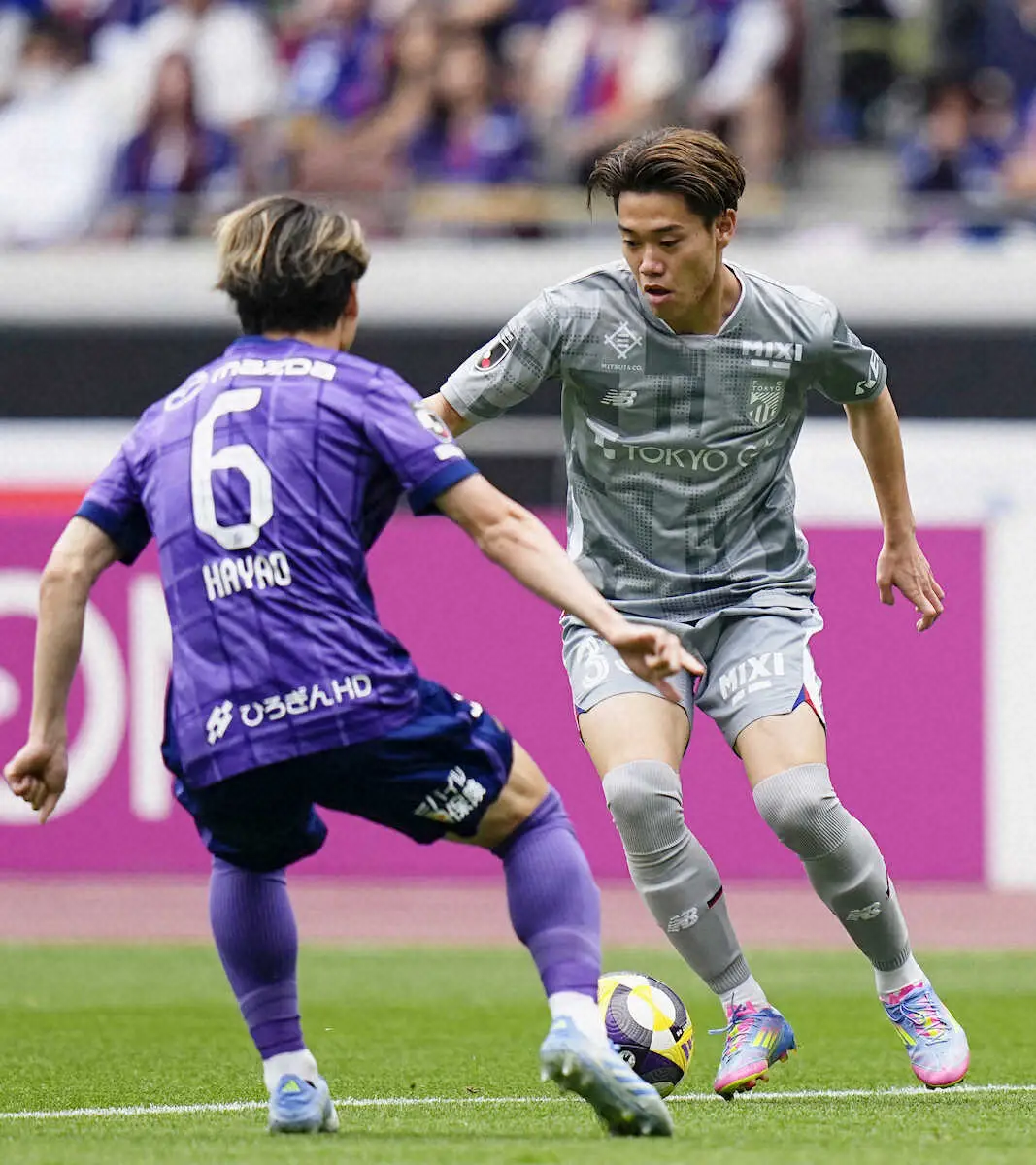【画像・写真】前半、攻め込むFC東京・俵積田（右）