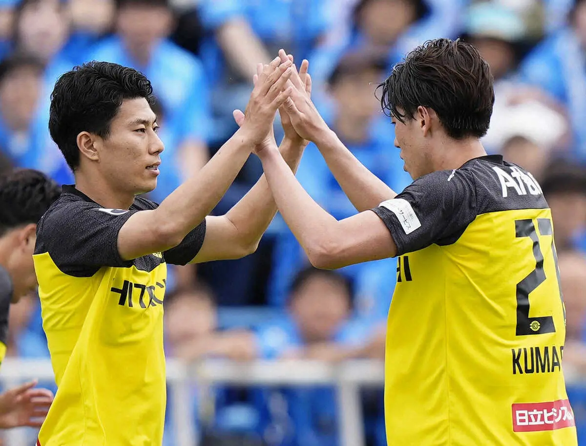 【画像・写真】前半、ゴールを決め、熊坂とタッチを交わす柏・細谷（左
