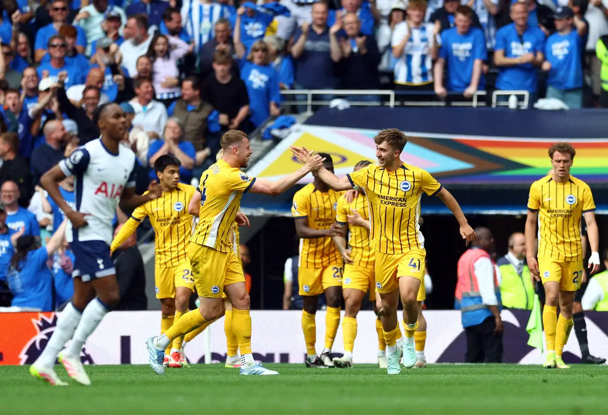 【画像・写真】トットナム戦の後半、ゴールを決め喜ぶヒンシェルウッド（中央右）らブライトンイレブン（ロイター）