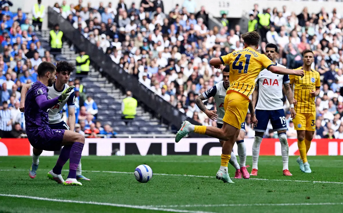 【画像・写真】トットナム戦の後半、ヒールキックでゴールを決めたブライトンのヒンシェルウッド（41番）（ロイター）