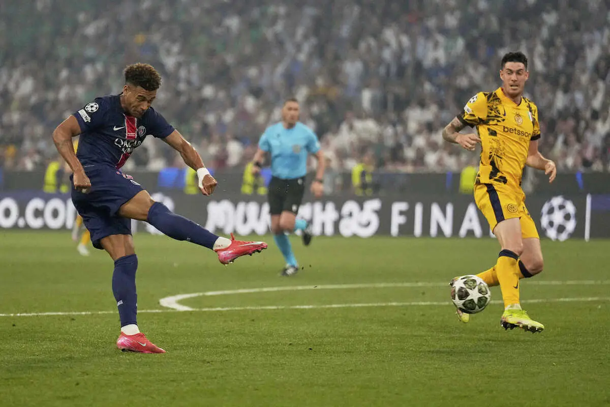 【画像・写真】＜欧州CL決勝＞インテル・ミラノ戦の前半、ゴールを決めたパリSGのFWドゥエ（左）（AP）